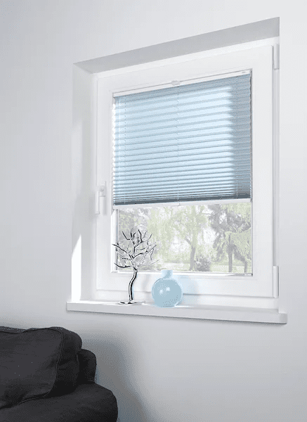 Blaues Plissee Blaues Plissee an Fenster mit weißem Rahmen