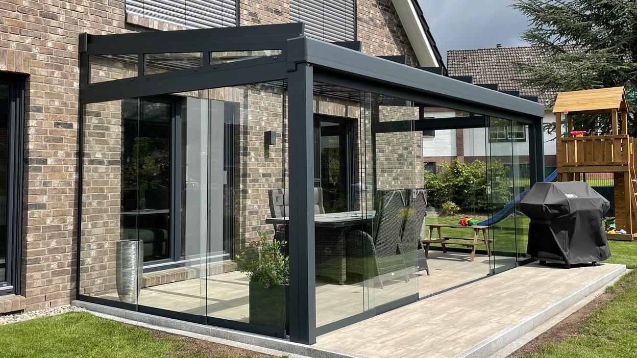 Sommergarten auf Holzterasse Sommergarten auf Holzterasse umgeben von Wiese im Garten