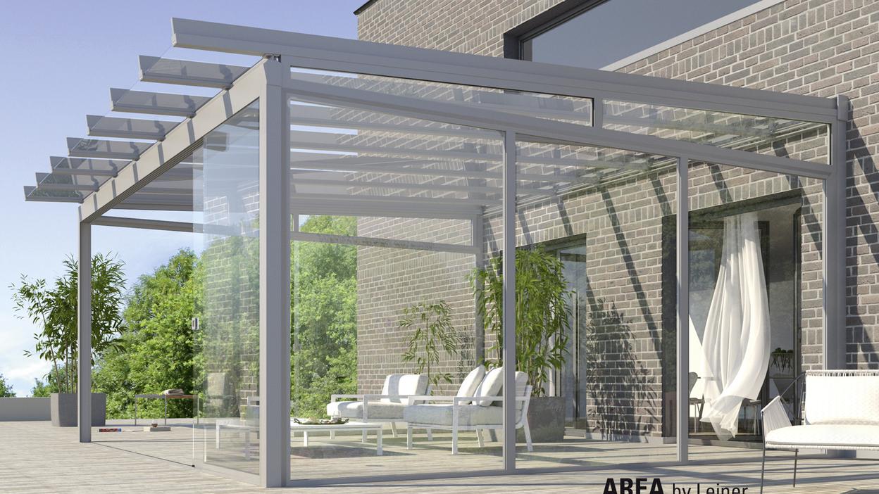 Sommergarten mit Festverglasung Sommergarten mit grauem Gerüst an Steinmauer