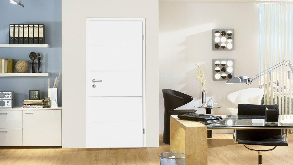 Büroeinrichtung Büroeinrichtung mit Holztisch und Glasplatte vor weißer Zimmertür