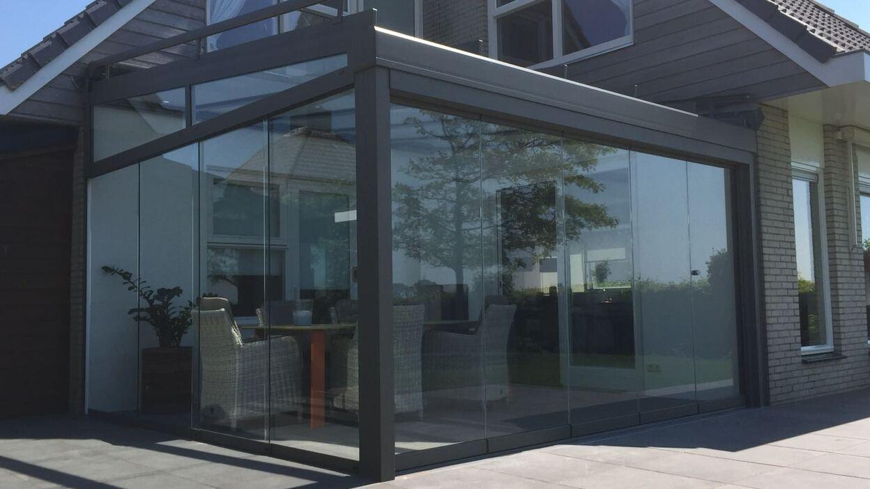 Sommergarten Eckhaus Sommergarten mit anthrazitfarbenden Gerüst integriert in Eckhaus