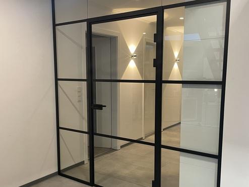 Glastür in Ausstellung PID Glastür in Ausstellung PID