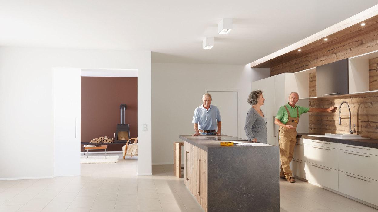 Präsentation einer Küche durch einen Tischler Präsentation einer Küche durch einen Tischler in einem Showroom