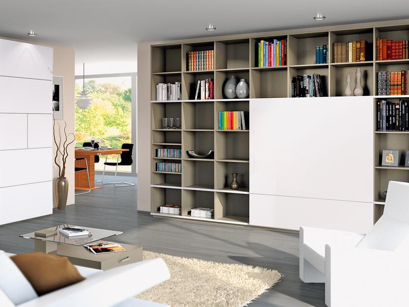 Wohnraumimpression mit Einbauregalen Wohnraumimpression mit Einbauregalen und weißen Schranktüren in Kombination mit weißem Sofa