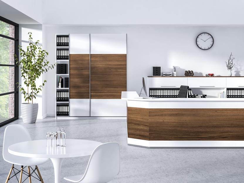 Küchenimpression in weiß mit Holzakzenten Küchenimpression in weiß mit dunkleren Holzakzenten und kleinem Esstisch