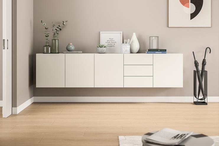 Schlichtes Hängeboard nach Maß im Eingangsbereich eines modernen Hauses. Minimalistisches, wandmontiertes Hängeboard nach Maß in cremeweiß, dekoriert mit Pflanzen und Wohnaccessoires, schafft eine elegante Atmosphäre im Eingang.