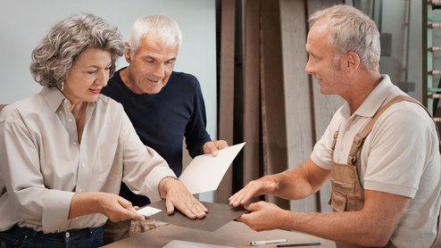 Oberflächenberatung durch Tischler Oberflächenberatung mit fühlbarer Oberflächenstruktur durch Tischler für Eheleute